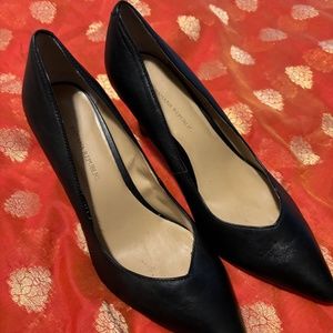 Banana Republic 12 hour pumps, size 8 in black leather